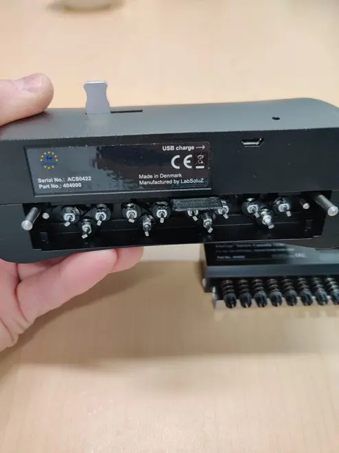 Switch Cap Driver Cassette - 12 Channel - Compatible With 96 SBS Rack Format AlteTubes - Internal & External Thread Screw Caps